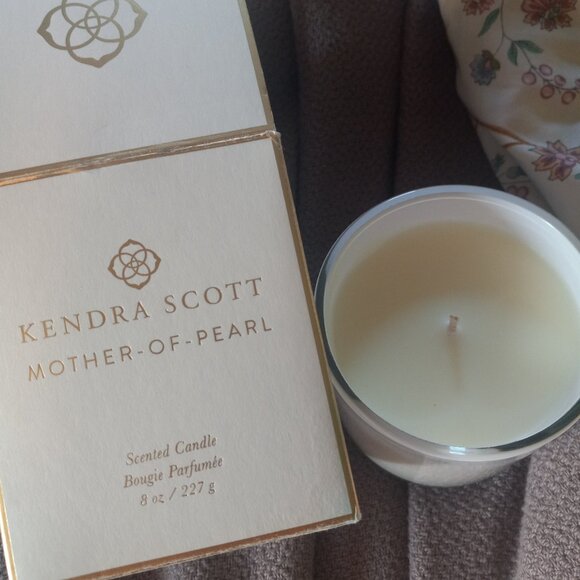 NWT Kendra Scott Mother of Pearl Soy Candle - Picture 5 of 5